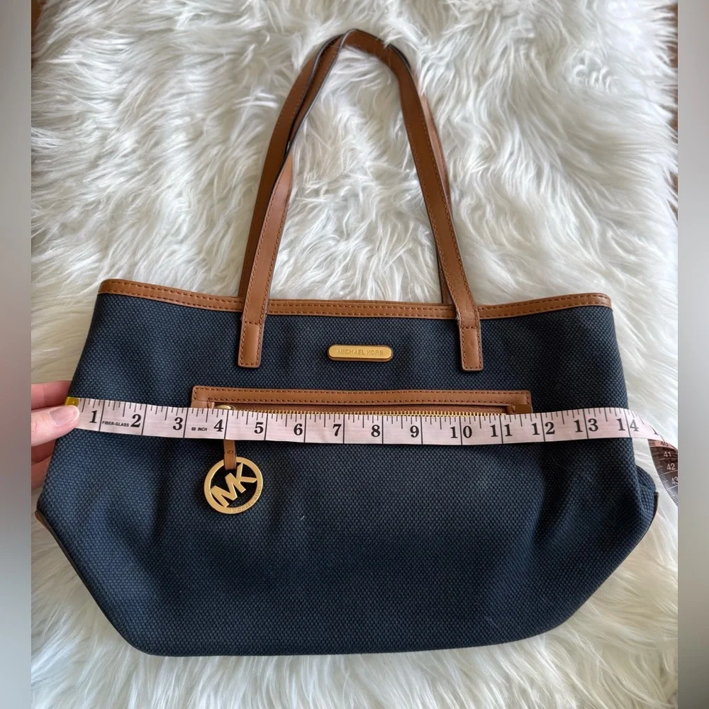 🔥Michael Kors | Navy Blue & Brown Shoulder Bag with Zip Closure and Storage